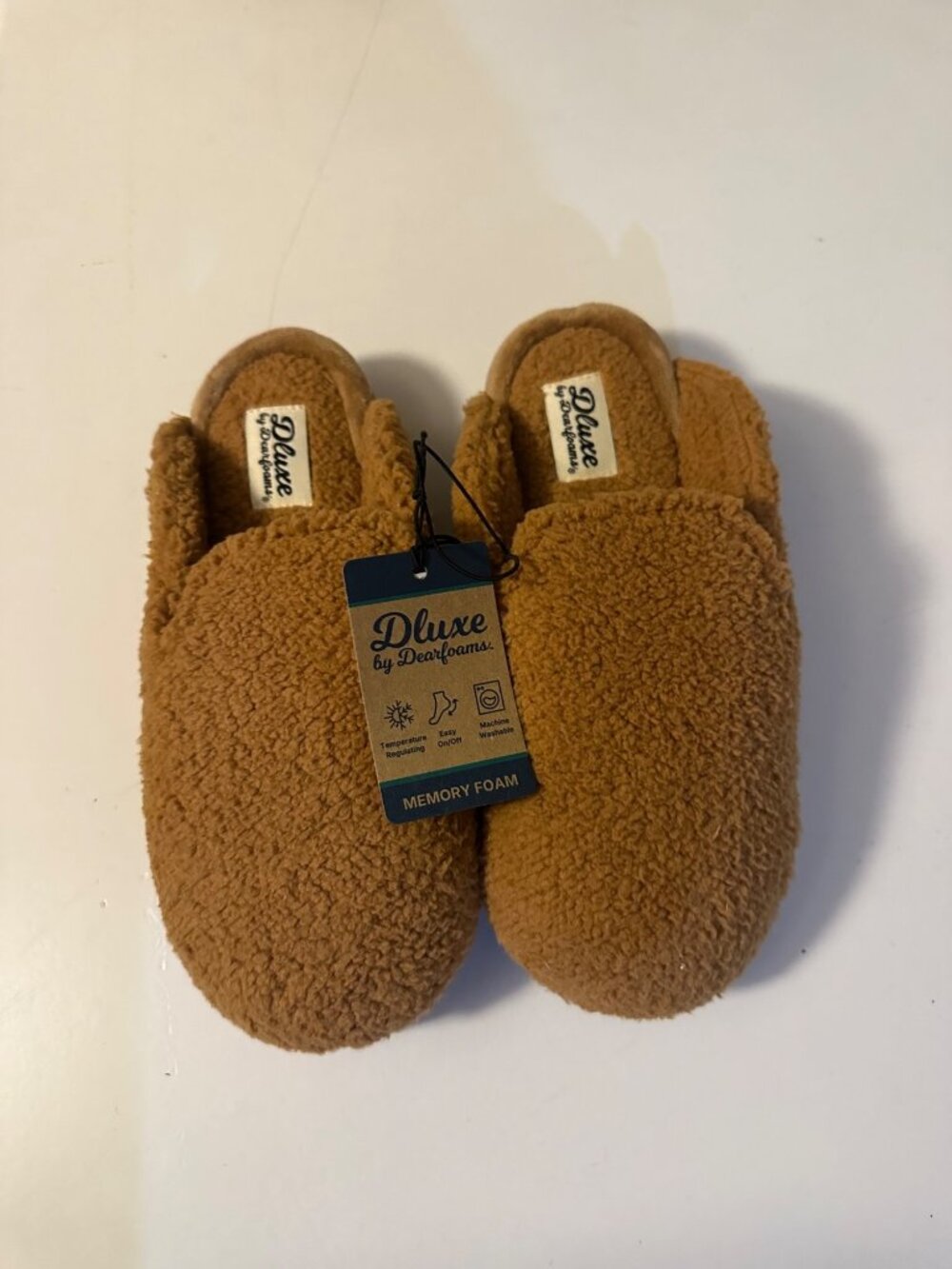 Dluxe by Dearfoams Women's Sherpa Memory Foam Slippers in tan size 5-6 NEW
